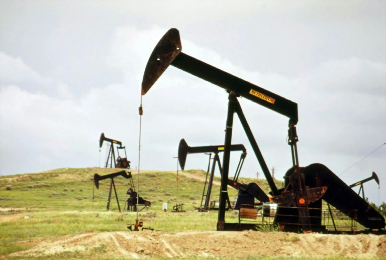 Oil Market Oversupply Leads to Profit Decline for Major Oil Companies